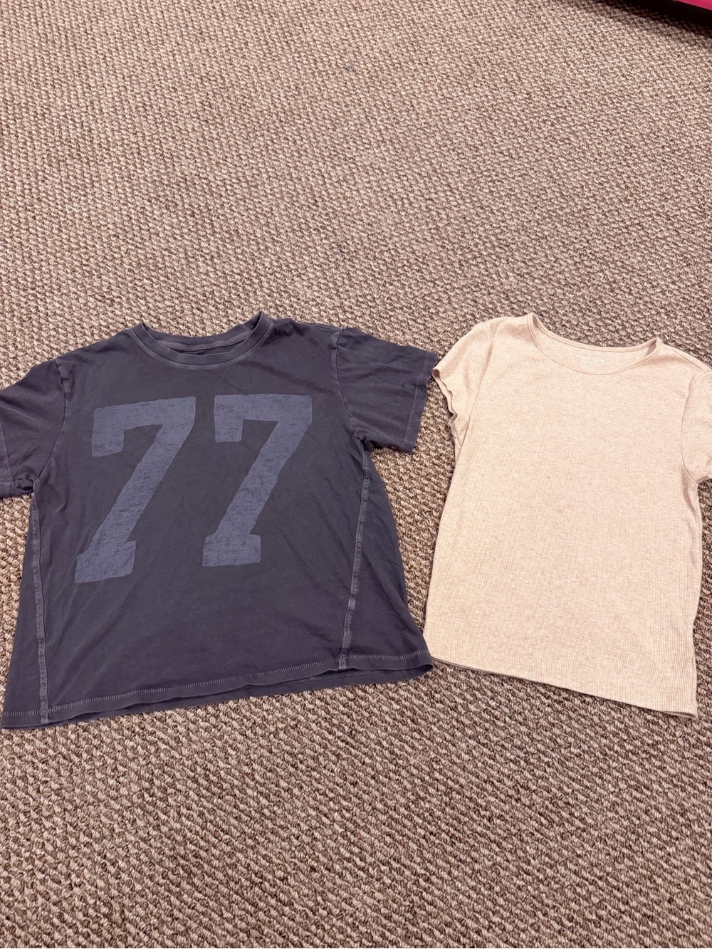 New Women’s American Eagle Outfitters Grey Graphic Tee & Cream Tee Size Smal